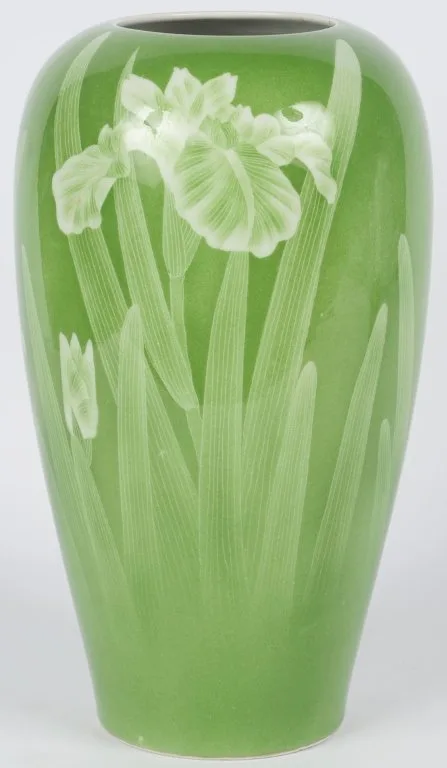 MAKUZU KOZAN MEIJI JAPANESE VASE WITH IRIS