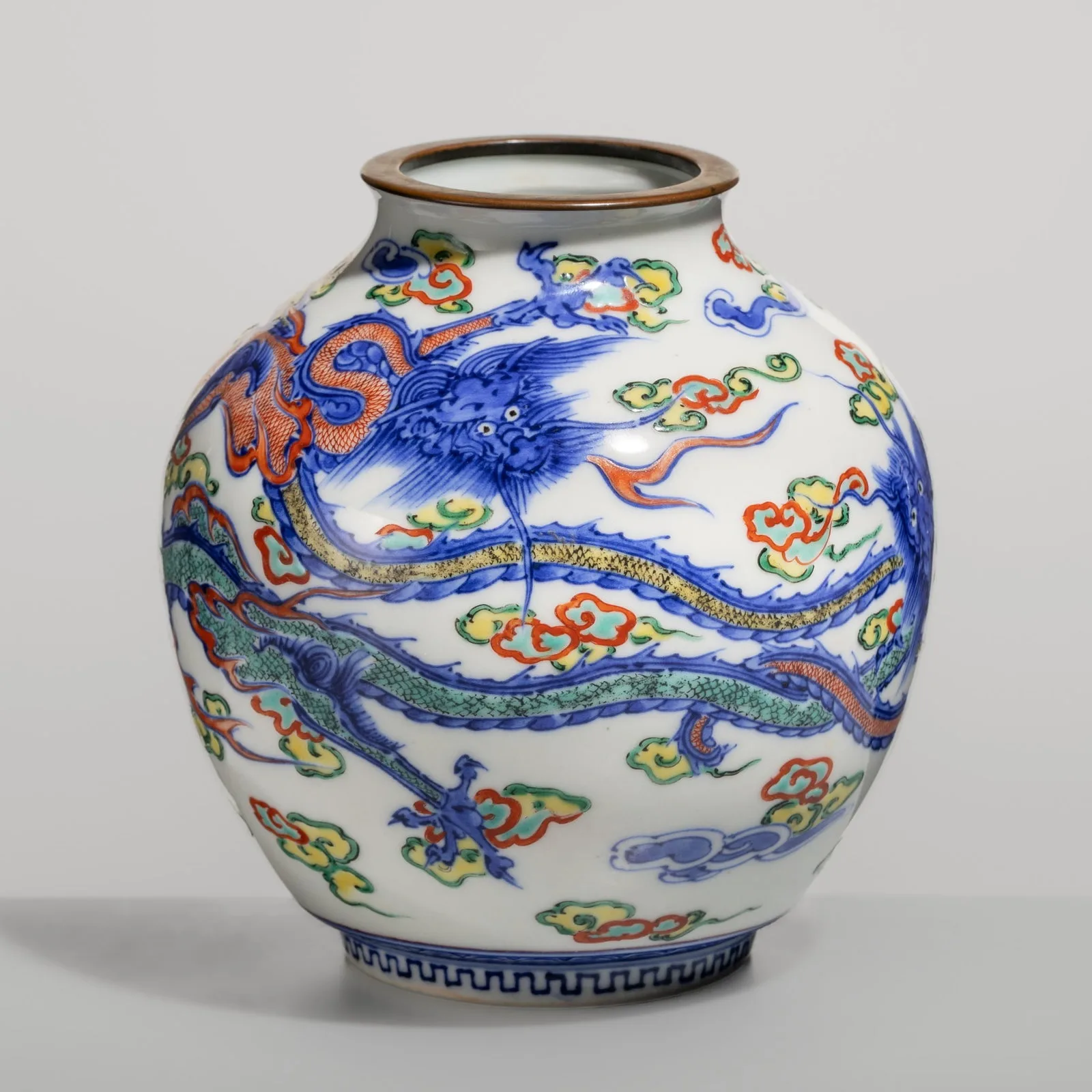 MAKUZU KOZAN I: A STUDIO PORCELAIN ‘WUCAI DRAGONS’ VASE