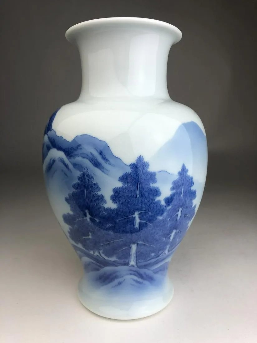 Makuzu Kozan Japanese blue and white porcelain vase.<BR