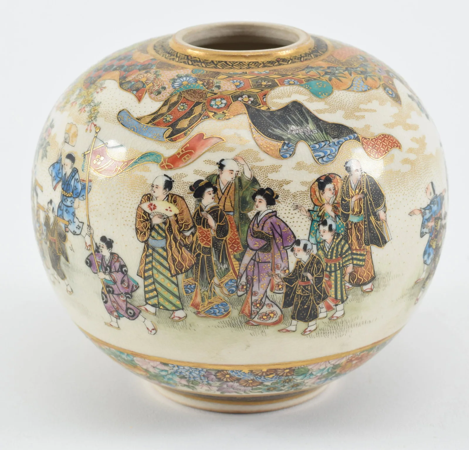 Satsuma vase. Japan. Meiji period (1868-1912). Globular form. Decoration of a ch