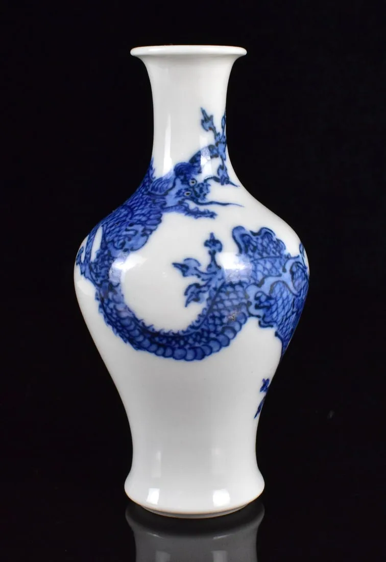 Makuzu Kozan: Small Blue & White Dragon Vase