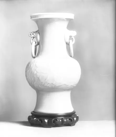 Vase with design of chrysanthemums, Walters Art Museum 49.2150